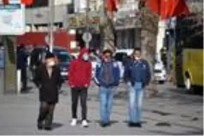 Aksaray'da vaka artışına rağmen caddelerde yoğunluk Aksaray'da vaka artışına rağmen caddelerde yoğunluk