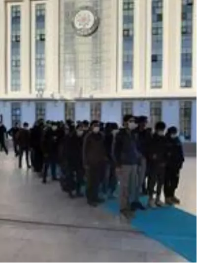 Ankara'da 2 otobüste 78 kaçak göçmen yakalandı Ankara'da 2 otobüste 78 kaçak göçmen yakalandı