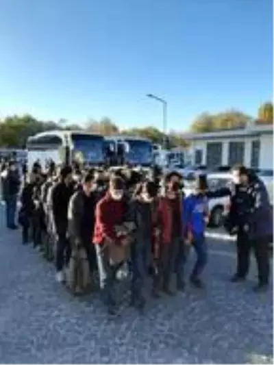 Ankara'da 2 otobüste 78 kaçak göçmen yakalandı Ankara'da 2 otobüste 78 kaçak göçmen yakalandı