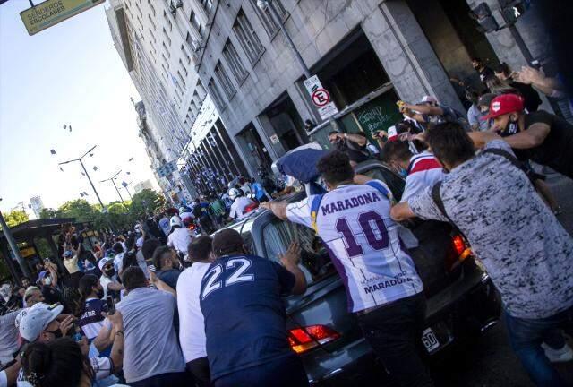 Arjantinli efsane futbolcu Maradona son yolculuğuna uğurlandı Arjantinli efsane futbolcu Maradona son yolculuğuna uğurlandı
