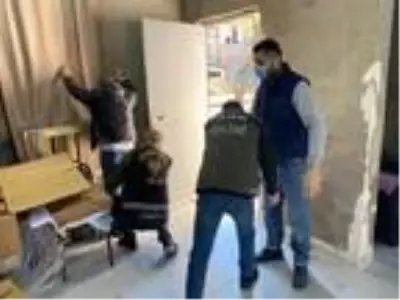 Son dakika haber! Ataşehir'de cinsel içerikli ürünler üretilen depoya baskın