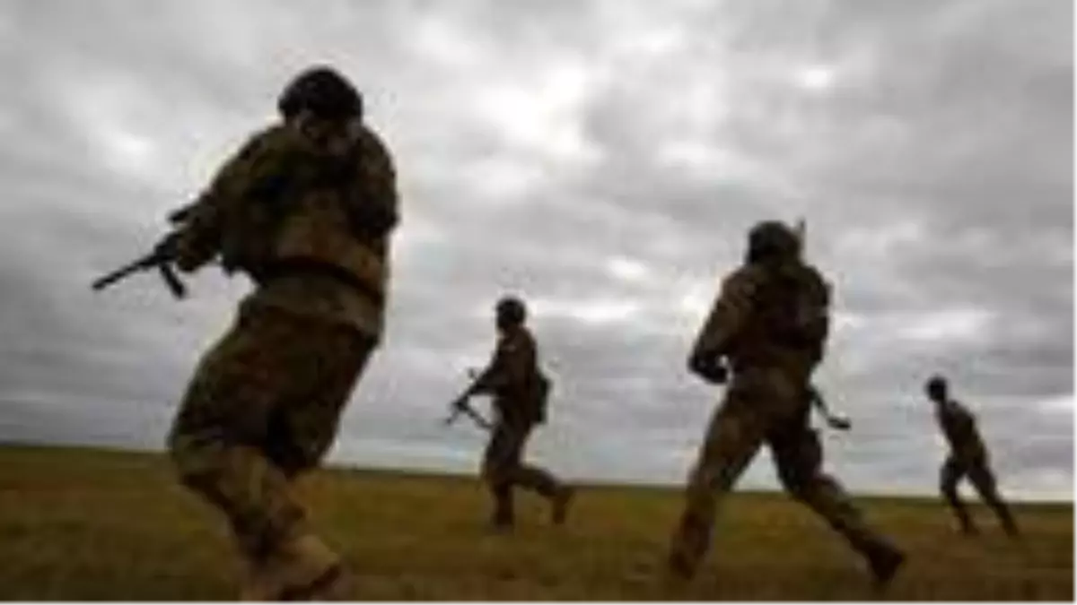 Avustralya ordusu Afganistan'da savaş suçları işledikleri şüphesiyle 13 askeri ihraç ediyor