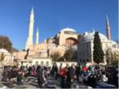 Ayasofya'da iskelenin kaldırılmasının ardından ilk cuma Ayasofya'da iskelenin kaldırılmasının ardından ilk cuma