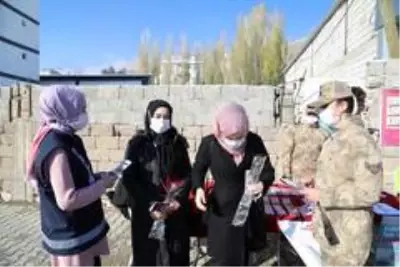 Başkale'de kadınlara KADES uygulaması tanıtıldı Başkale'de kadınlara KADES uygulaması tanıtıldı
