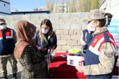 Başkale'de kadınlara KADES uygulaması tanıtıldı Başkale'de kadınlara KADES uygulaması tanıtıldı