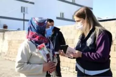 Başkale'de kadınlara KADES uygulaması tanıtıldı Başkale'de kadınlara KADES uygulaması tanıtıldı