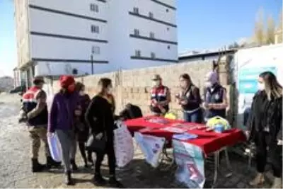 Başkale'de kadınlara KADES uygulaması tanıtıldı Başkale'de kadınlara KADES uygulaması tanıtıldı