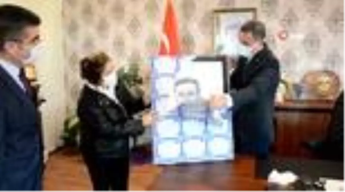 Başkan Kaya'ya kendi portresi hediye edildi