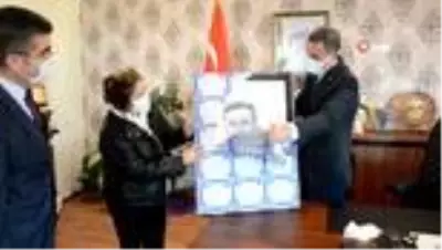 Başkan Kaya'ya kendi portresi hediye edildi Başkan Kaya'ya kendi portresi hediye edildi