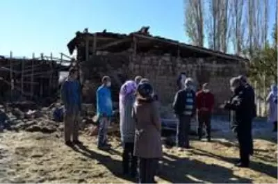 Başkan Özkan Altun'dan ahırı yanan aileye geçmiş olsun ziyareti Başkan Özkan Altun'dan ahırı yanan aileye geçmiş olsun ziyareti