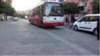 Belediye otobüsünün çarptığı çocuk ağır yaralandı Belediye otobüsünün çarptığı çocuk ağır yaralandı