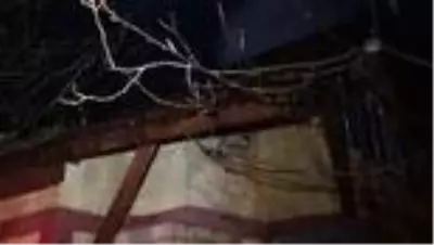 Benzinle tutuşturulmaya çalışılan sobanın parlaması sonucu yangın çıktı Benzinle tutuşturulmaya çalışılan sobanın parlaması sonucu yangın çıktı