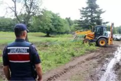 Bolu'da yaylardaki kaçak yapıları yıkılan köylüler valilik önünde toplandı Bolu'da yaylardaki kaçak yapıları yıkılan köylüler valilik önünde toplandı