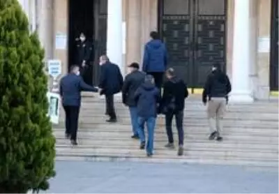 Bolu'da yaylardaki kaçak yapıları yıkılan köylüler valilik önünde toplandı Bolu'da yaylardaki kaçak yapıları yıkılan köylüler valilik önünde toplandı