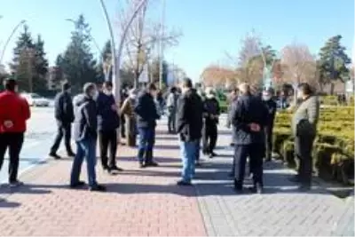 Bolu'da yaylardaki kaçak yapıları yıkılan köylüler valilik önünde toplandı Bolu'da yaylardaki kaçak yapıları yıkılan köylüler valilik önünde toplandı