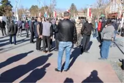 Bolu'da yaylardaki kaçak yapıları yıkılan köylüler valilik önünde toplandı Bolu'da yaylardaki kaçak yapıları yıkılan köylüler valilik önünde toplandı