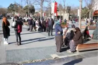 Bolu'da yaylardaki kaçak yapıları yıkılan köylüler valilik önünde toplandı Bolu'da yaylardaki kaçak yapıları yıkılan köylüler valilik önünde toplandı