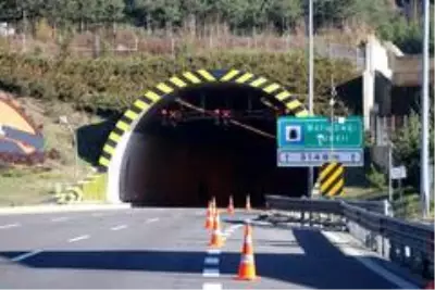 Bolu Dağı Tüneli'nde tır yangını İstanbul yönünü trafiğe kapattı Bolu Dağı Tüneli'nde tır yangını İstanbul yönünü trafiğe kapattı
