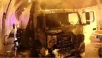 Bolu Dağı Tüneli'nde tır yangını İstanbul yönünü trafiğe kapattı Bolu Dağı Tüneli'nde tır yangını İstanbul yönünü trafiğe kapattı
