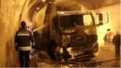 Bolu Dağı Tüneli'nde tır yangını İstanbul yönünü trafiğe kapattı Bolu Dağı Tüneli'nde tır yangını İstanbul yönünü trafiğe kapattı