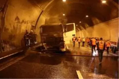 Bolu Dağı Tüneli'nde tır yangını İstanbul yönünü trafiğe kapattı Bolu Dağı Tüneli'nde tır yangını İstanbul yönünü trafiğe kapattı