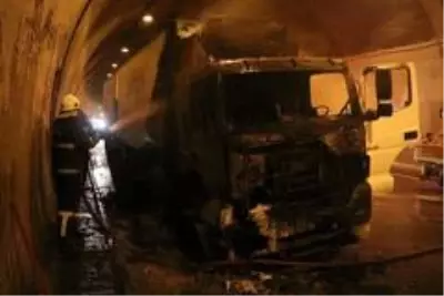 Bolu Dağı Tüneli'nde tır yangını İstanbul yönünü trafiğe kapattı Bolu Dağı Tüneli'nde tır yangını İstanbul yönünü trafiğe kapattı