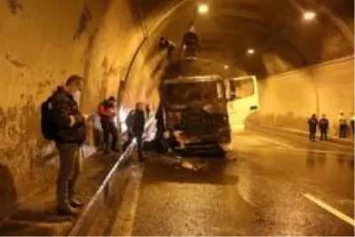 Bolu Dağı Tüneli'nde tır yangını İstanbul yönünü trafiğe kapattı Bolu Dağı Tüneli'nde tır yangını İstanbul yönünü trafiğe kapattı