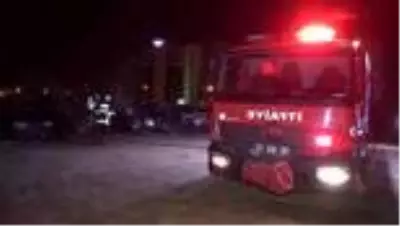 Boş arazideki hurda otomobiller yandı Boş arazideki hurda otomobiller yandı