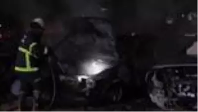 Boş arazideki hurda otomobiller yandı Boş arazideki hurda otomobiller yandı