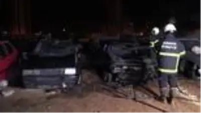 Boş arazideki hurda otomobiller yandı Boş arazideki hurda otomobiller yandı