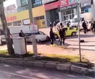 Bursa'da kontrolden çıkan otomobil park halindeki araçların arasına daldı...O anlar kameraya yansıdı Bursa'da kontrolden çıkan otomobil park halindeki araçların arasına daldı...O anlar kameraya yansıdı