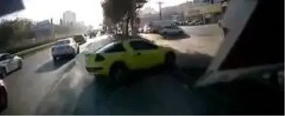 Bursa'da kontrolden çıkan otomobil park halindeki araçların arasına daldı...O anlar kameraya yansıdı Bursa'da kontrolden çıkan otomobil park halindeki araçların arasına daldı...O anlar kameraya yansıdı