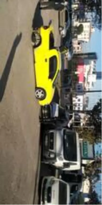 Bursa'da kontrolden çıkan otomobil park halindeki araçların arasına daldı...O anlar kameraya yansıdı Bursa'da kontrolden çıkan otomobil park halindeki araçların arasına daldı...O anlar kameraya yansıdı