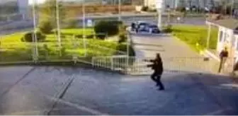 Ovaakça: Son dakika: Bursa'da polise silah çekip kaçmaya çalışan zanlı kameralara yansıdı Ovaakça: Son dakika: Bursa'da polise silah çekip kaçmaya çalışan zanlı kameralara yansıdı