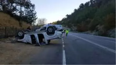 Buzlanan yolda tır ile pikap çarpıştı Buzlanan yolda tır ile pikap çarpıştı