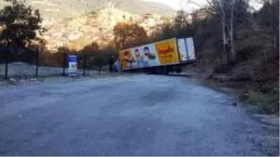 Buzlanan yolda tır ile pikap çarpıştı Buzlanan yolda tır ile pikap çarpıştı
