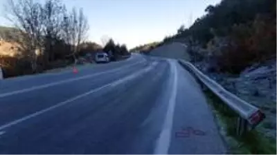 Buzlanan yolda tır ile pikap çarpıştı Buzlanan yolda tır ile pikap çarpıştı