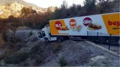 Buzlanan yolda tır ile pikap çarpıştı Buzlanan yolda tır ile pikap çarpıştı