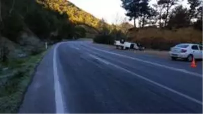 Buzlanan yolda tır ile pikap çarpıştı Buzlanan yolda tır ile pikap çarpıştı