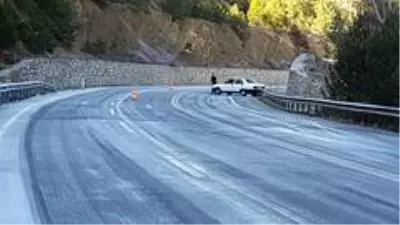 Buzlanan yolda tır ile pikap çarpıştı Buzlanan yolda tır ile pikap çarpıştı