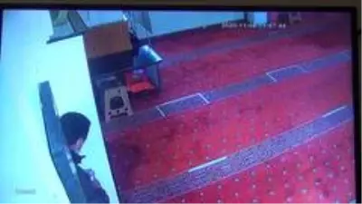 Camiye girip yardım paralarını çalan hırsız kıskıvrak yakalandı Camiye girip yardım paralarını çalan hırsız kıskıvrak yakalandı