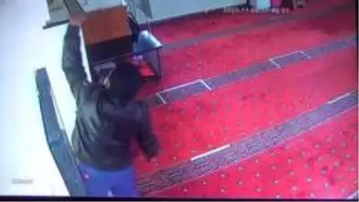 Camiye girip yardım paralarını çalan hırsız kıskıvrak yakalandı Camiye girip yardım paralarını çalan hırsız kıskıvrak yakalandı