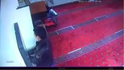 Camiye girip yardım paralarını çalan hırsız kıskıvrak yakalandı Camiye girip yardım paralarını çalan hırsız kıskıvrak yakalandı