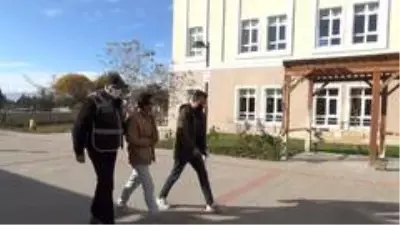 Camiye girip yardım paralarını çalan hırsız kıskıvrak yakalandı Camiye girip yardım paralarını çalan hırsız kıskıvrak yakalandı