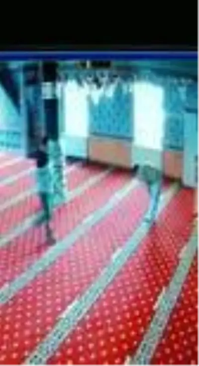 Camiye girip yardım paralarını çalan hırsız kıskıvrak yakalandı Camiye girip yardım paralarını çalan hırsız kıskıvrak yakalandı