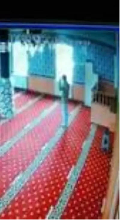 Camiye girip yardım paralarını çalan hırsız kıskıvrak yakalandı Camiye girip yardım paralarını çalan hırsız kıskıvrak yakalandı