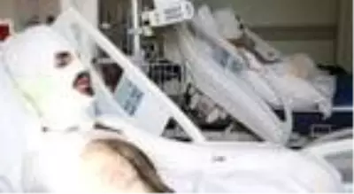 Çay ocağında çıkan yangına müdahale etmek isteyen gençler ölümden döndü Çay ocağında çıkan yangına müdahale etmek isteyen gençler ölümden döndü