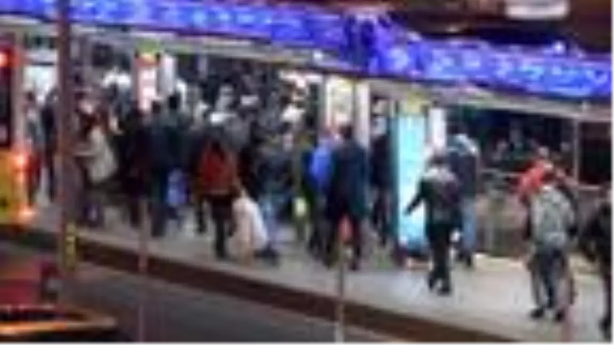 Cevizlibağ metrobüs durağında yoğunluk