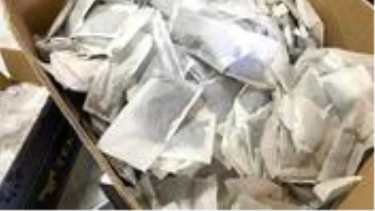 Mahalleliye 'Çay paketliyoruz' dedikleri depoda cinsel içerikli ürün imal eden zanlılar suçüstü yakalandı