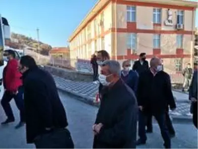 CHP'liler tarafından mahkemeye verilen şehit babasının yargılandığı dava ertelendi CHP'liler tarafından mahkemeye verilen şehit babasının yargılandığı dava ertelendi